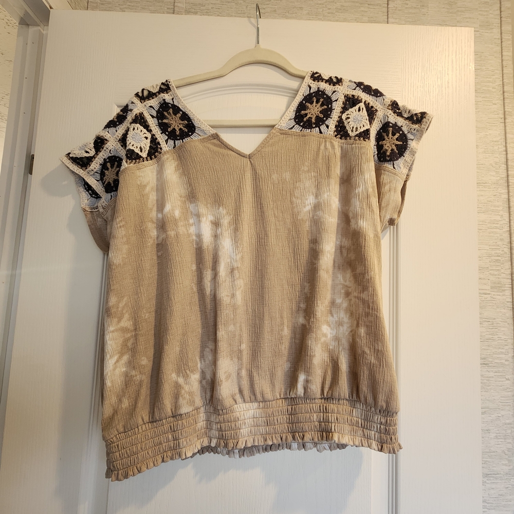 Cato Beige Tie-Dye V-Neck Crochet Shoulder Top L Euc